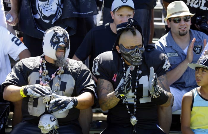 Oakland-Raiders-fans.jpg
